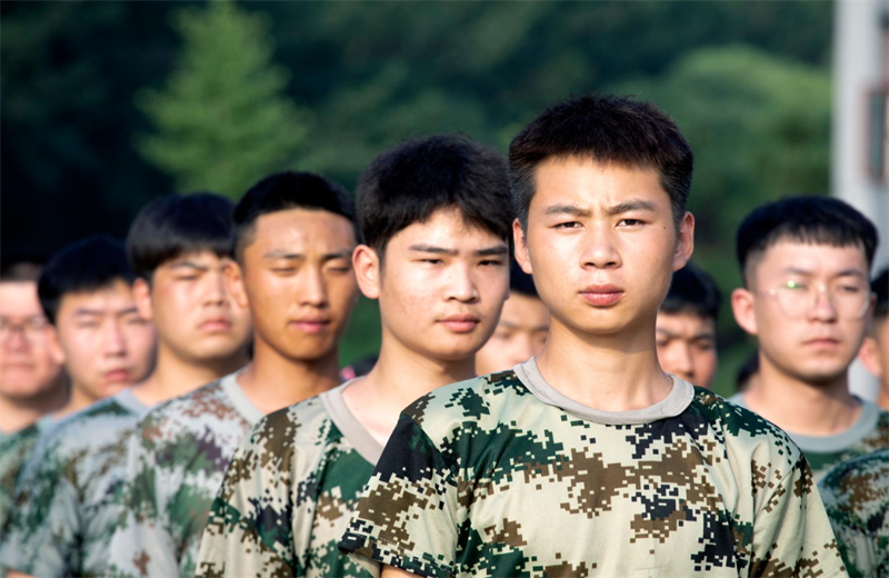 2021年7月6日，人生就是博北京集团百名应届大学生褪下便服换上军装，在训练场上接受为期2天的军训，享受入职前的第一份美好记忆。