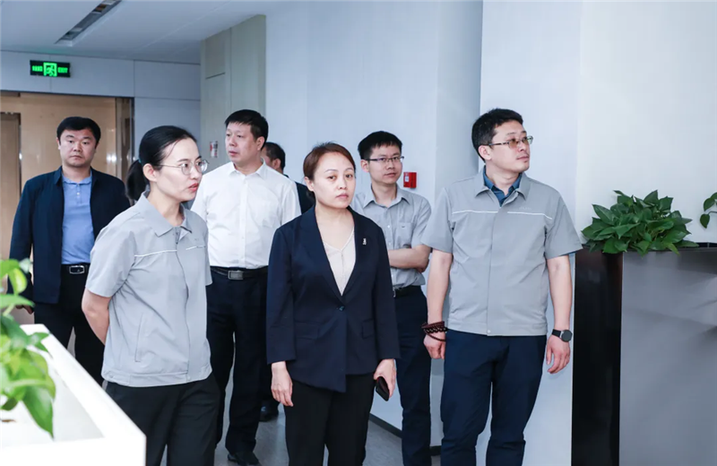 2023年5月15日，河北建材职业技术学院党委书记张明莉一行到人生就是博北京集团进行校企合作交流。